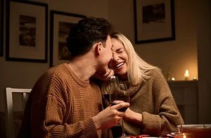 Casal tomando vinho: Razões pelas quais é um bom hábito!