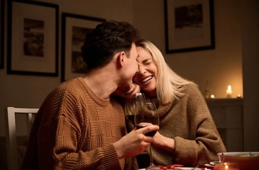 Casal tomando vinho: Razões pelas quais é um bom hábito!